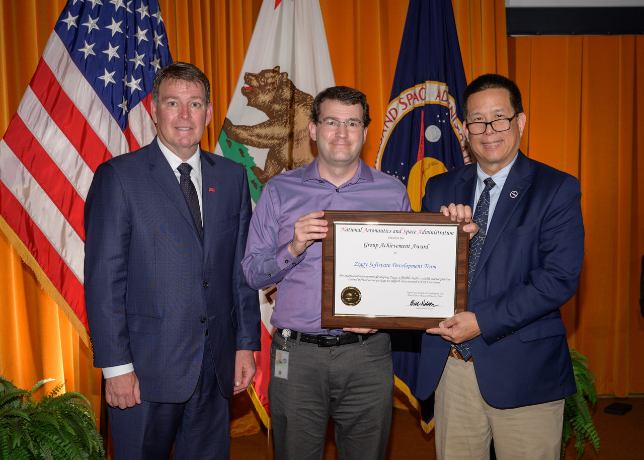 Jeffrey Smith accepting the award on behalf of the team at NASA Ames Research Center.